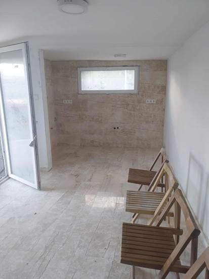 A k�pen �p�let, fal, fedett p�ly�s, vakolat l�that�

El�fordulhat, hogy az AI �ltal l�trehozott tartalom helytelen.